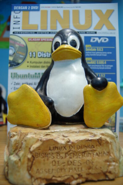 Contoh Majalah di belakang Penguin